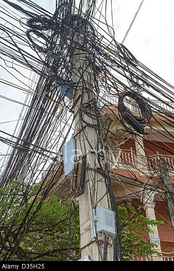 rats-nest-of-electrical-wiring-typical-of-third-world-asian-countries-D35H25.jpg