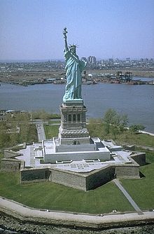 220px-Freiheitsstatue_NYC_full.jpg